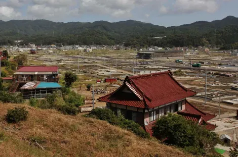 Vue de la ville de Kesennuma depuis les hauteurs un an après le tsunami dévastateur.