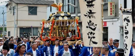Durante el festival Betcha se pasean las carrozas mikoshi.