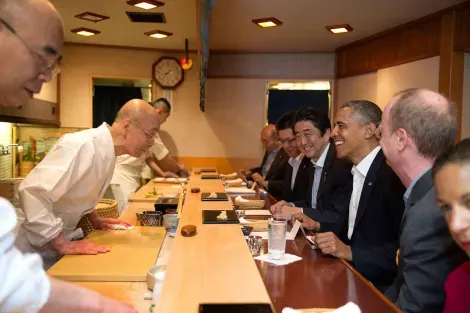 El presidente estadounidense Barack Obama y el primer ministro japonés Abe Shinzo comiendo en el Sukiyabashi Jiro en 2004.