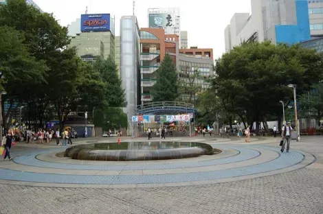 Le square de la sortie Ouest d'Ikebukuro à Tokyo