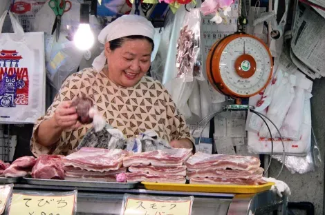 Femme au marché Makishi de Naha, Okinawa