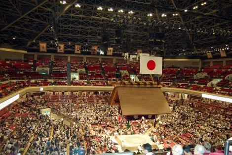 Le stade de Ryôgoku durant le tournoi