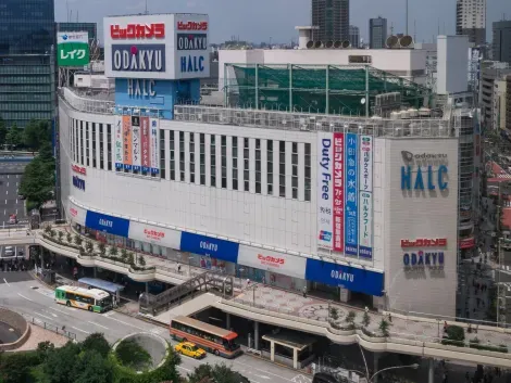 The immense shopping center in which the shop is located