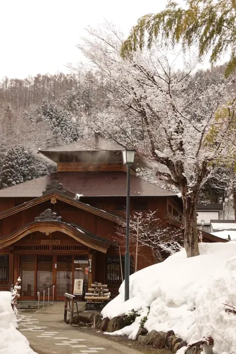 Un établissement thermal de Nozawa onsen en hiver