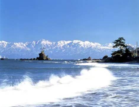 Les Alpes japonaises vues depuis la plage de Amaharashi
