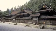 Les bâtiments du sanctuaire de Hongu, sobres, aux toits de chaume.