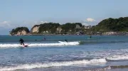 Surf et mont Fuji sur le plage de Zaimokuza, à Kamakura