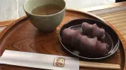 De l'akafuku, servi avec un peu de thé