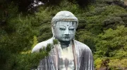 Le grand Bouddha de Kamakura dans un écrin de verdure