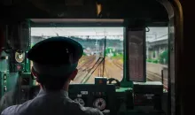 Conducteur à l'intérieur d'un train japonais