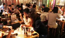 Dans le Sakura Tei's, à Harajuku, ce sont les clients qui composent eux-même les okonomiyaki, 