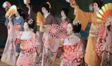 Kamogawaodori est un spectacles de geishas, apprenties et confirmées, dans le théâtre Pontochô Kaburenjo à Kyoto.