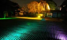I LED illuminano di mille colori gli edifici del quartiere d'Higashiyama à Kyoto.
