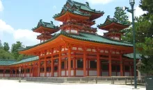 L'Heian-Jingu a Kyoto fu eretto in onore dell'era Heian (794-1185), e del suo fondatore, il cinquantesimo imperatore del Giappone, Kammu (737-806).