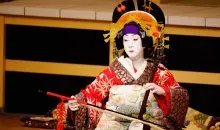 Un onnagata, un acteur spécialisé dans les rôles féminins dans le théâtre kabuki.
