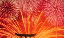 Fuegos artificiales frente al famoso torii de Miyajima,