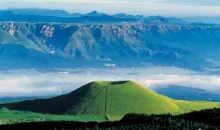Le Komazuke ou "motte de riz", célèbre sommet du massif d'Aso (Kyushu).