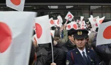Les drapeaux japonais levés pour l'anniversaire de l'Empereur au palais impérial de Tokyo