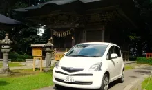 Vehículo aparcado delante de un templo en Dewa-Sanzan (Tōhoku)