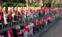 Les Jizô du temple Zôjô (Tokyo) protègent l'âme des enfants mort-nés. 