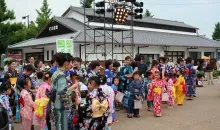 Bambini, adulti, adolescenti, il 70% dei visitatori di Himeji Yukata Matsuri indossare un yukata.