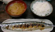Sanma pesce servito con tutte le guarnizioni è uno dei piatti più popolari in autunno.