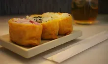 Los Inarizushi son unas delicias de arroz y tofu frito.