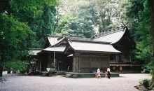 El santuario Takachiho-jinja, en medio de un bosque de cedros centenarios.