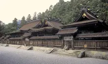 Les bâtiments du sanctuaire de Hongu, sobres, aux toits de chaume.