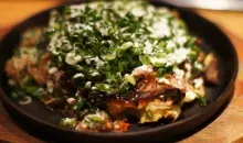 Un okonomiyaki tout juste servi.