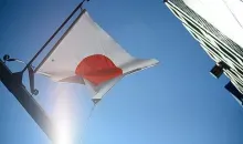 Le Hi no Maru ou drapeau du Japon faisant référence au Soleil Levant.