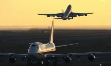 Des avions se croisent à l'aéroport du Kansai 