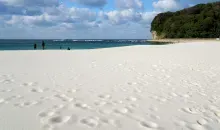 La magnifique plage de sable blanc de Shirahama.