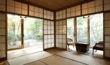 On se déchausse toujours avant d'entrer dans une maison japonaise, ici la maison Lekayaki de Japan Experience à Tokyo