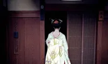 Geisha am Eingang eines Teehauses im Stadtviertel Gion