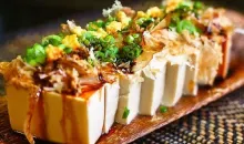Hiya yakko : le tofu froid au gingembre, negi (poireaux japonais), bonite séchée et sauce soja