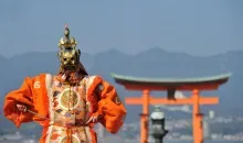 Performance de danse bugaku durant le festival Ichitate, en juillet au sanctuaire Itsukushima de Miyajima