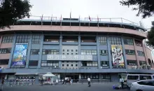 L'entrée du stade de baseball Meiji Jingu à Tokyo