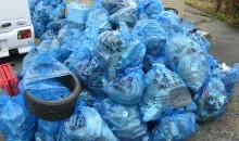 Ces poubelles bleues contiennent des déchets combustibles, "moeru gomi"