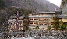 La façade du Nishiyama onsen keiukan 