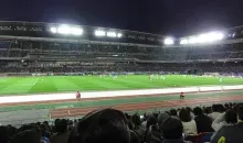 Un match de football au stade Nissan de Yokohama, vu du premier étage des tribunes