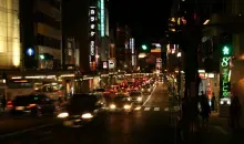 Le quartier Katamachi de Kanazawa, illuminé à la nuit tombée
