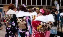 Jeunes filles célébrant le Seijin shiki