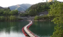 Pont flottant sur le lac d'Okutama