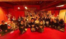 Lady Baba et deux geishas devant le public