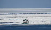 Brise-glace sur la mer de glace d'Okhotsk