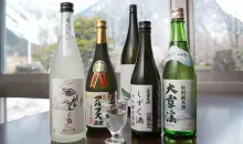 Des bouteilles de saké