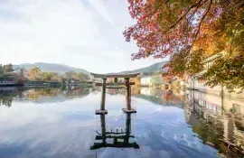 El lago Kinrinko es un gran estanque alimentado por manantiales en el pintoresco pueblo onsen de Yufuin en la isla de Kyushu, Japón
