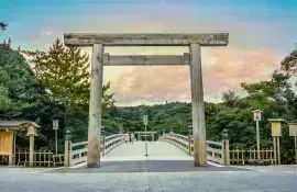 Der große Schrein von Ise, umgeben von Natur, ist der erste Schrein der shintoistischen Religion in Japan