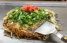 Traditionelles japanisches Okonomiyaki, herzhafter Pfannkuchen
